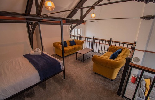Hull Old Town Cabaña | Sleeps 6 guests in 3 bedrooms