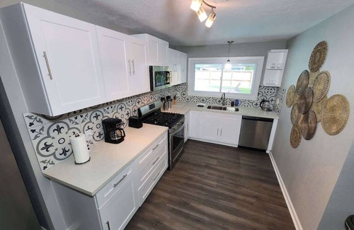 Houston Casa | Sleeps 6 Houston's Stylish Poolside Retreat / Private Pool / 3BR