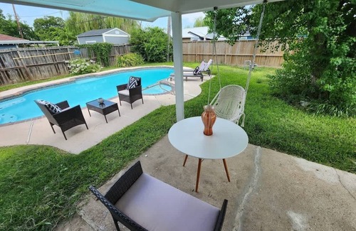 Houston Casa | Sleeps 6 Houston's Stylish Poolside Retreat / Private Pool / 3BR