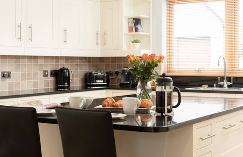 Aviemore Casa | sleeps 6 in 1 double bedroom, 1 twin (or superking), 1 full size bunk bed.