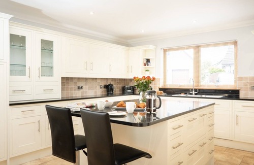 Aviemore Casa | sleeps 6 in 1 double bedroom, 1 twin (or superking), 1 full size bunk bed.