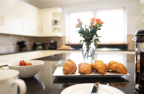 Aviemore Casa | sleeps 6 in 1 double bedroom, 1 twin (or superking), 1 full size bunk bed.