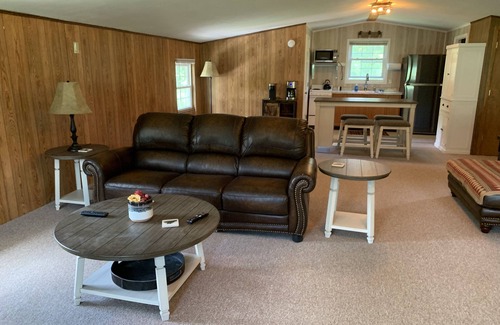Waynesville Apartamento | Sleeps 6 - Mountain Views! Enjoy watching Alpacas & Mini Horses from your deck!