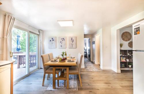 Green Bay Casa | Sleeps 6 Walk to Lambeau Resch Dog-Friendly