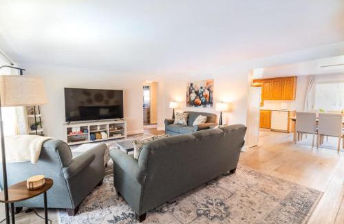 Green Bay Casa | Sleeps 6 Walk to Lambeau Resch Dog-Friendly