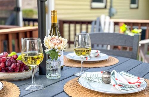 Green Bay Casa | Sleeps 6 Walk to Lambeau Resch Dog-Friendly