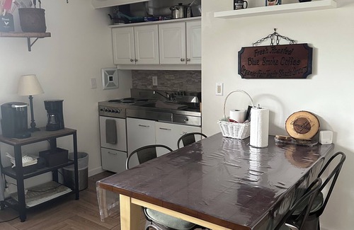 Waynesville Casa | 2 Bedroom with Mountain View & Hot Tub in charming Waynesville