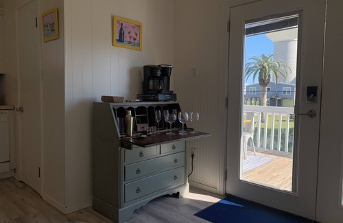 Jamaica Beach Cabaña | Sleeps 7, 10 Min Walk to Beach, Cozy Family Home