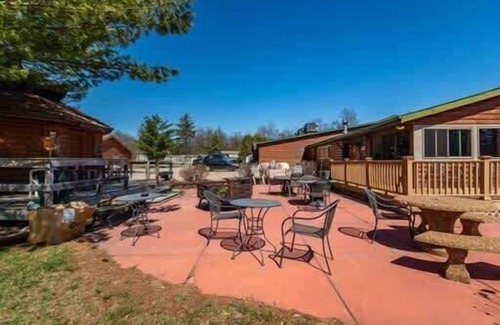 Neillsville Apartamento | Enjoy this log style loft home that sleeps up to 7 guests. Enjoy the amenities of the Riviera Resort