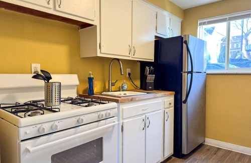 Mount Oliver Apartamento | Sleeps 8! 2 Full Apartments w/ 3 Beds and Parking