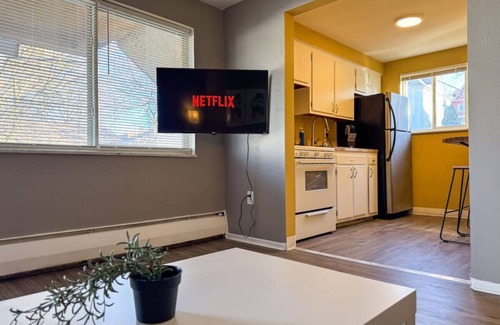 Mount Oliver Apartamento | Sleeps 8! 2 Full Apartments w/ 3 Beds and Parking