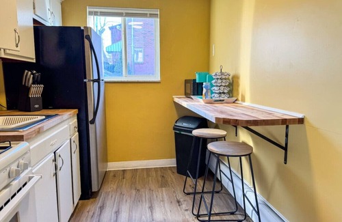 Mount Oliver Apartamento | Sleeps 8! 2 Full Apartments w/ 3 Beds and Parking