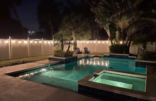 Varnum Park Casa | Sleeps 8 2King 1Queen 2twin Pool Pickleball Beach River