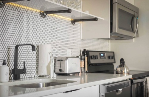 Rutledge Hill Cabaña | Sleeps 8 4 Sobro Suites w/Kitchens & Modern Touches by Avantstay