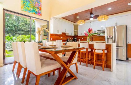 Parrita Casa | Sleeps 8-beachfront-private Pool-wildlife-100mb