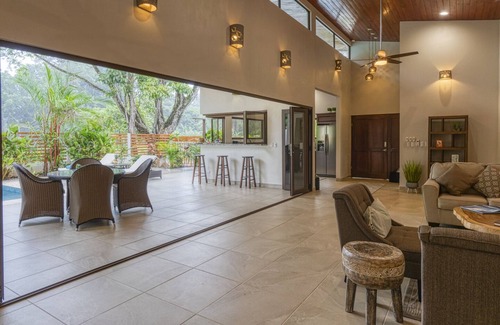 Dominical Casa | Capacidad para 8 personas, nuevo, piscina privada, a pasos de la playa, restaurantes y tiendas