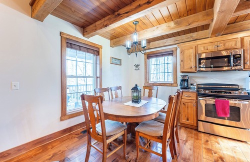 Dundee Casa | Sleeps 8, cozy, secluded