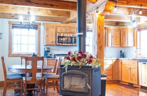 Dundee Casa | Sleeps 8, cozy, secluded