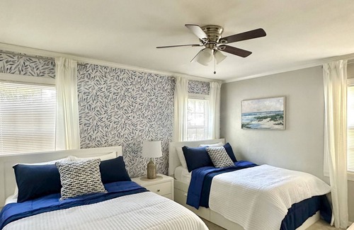 Historic Uptown Cabaña | Sleeps 8, King Bed, 2 Full Beds, 2 50' HDTVs, 5min walk downtown , 10min beach