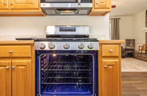 Buford Casa | Sleeps 8, Lake Lanier Hidden Gem, Miles from Mall of Georgia
