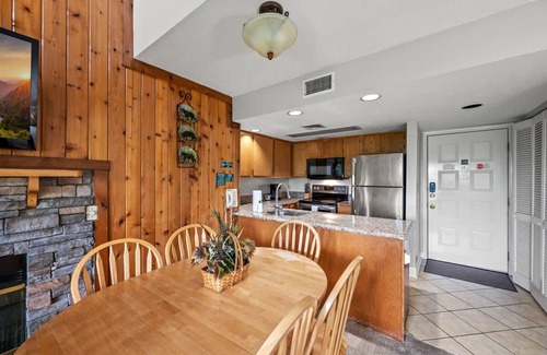 Gatlinburg - Pigeon Forge Apartamento | Sleeps 8 Pool Playground Mountain Views Hot Tub