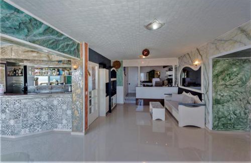 Piskopiano Apartamento | Sleeps 8 - Sea View - Apartment - Pool - Garden