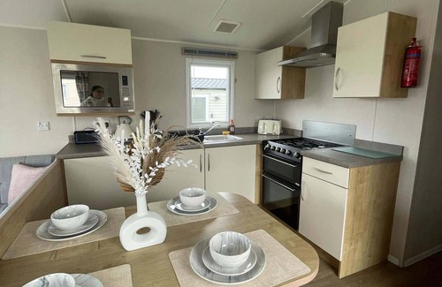 Morecambe Cabina | Sleeps 8-sea View-pets-pool-parking