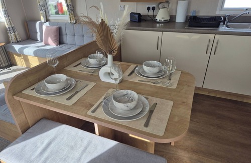 Morecambe Cabina | Sleeps 8-sea View-pets-pool-parking