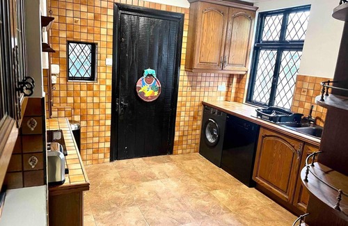 Wraysbury Casa | Sleeps 8 Thamefront Gem w/ Petsok, Free Parking