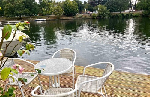 Wraysbury Casa | Sleeps 8 Thamefront Gem w/ Petsok, Free Parking