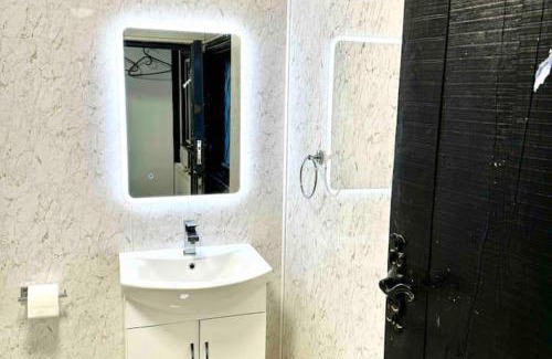 Wraysbury Casa | Sleeps 8 Thamefront Gem w PetsOK Free Parking