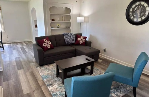 Boardman Casa | Sleeps 8, YSU, Fairgrounds, Wi-Fi, EV1 charging, Remote worker, Crib, Pets