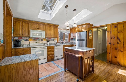 West Dennis Casa | Sleeps 9 Beach House in West Dennis .5 Miles To Nantucket Sound Beaches Dogs Wel