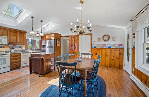 West Dennis Casa | Sleeps 9 Beach House in West Dennis .5 Miles To Nantucket Sound Beaches Dogs Wel