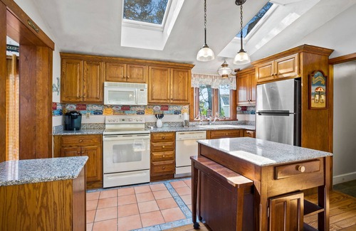 West Dennis Casa | Sleeps 9 Beach House in West Dennis .5 Miles To Nantucket Sound Beaches Dogs Wel