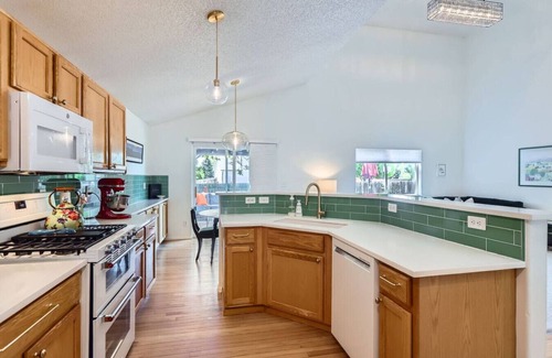 Erie Casa | Sleeps 9 - Family Retreat - Scenic Trails - Views