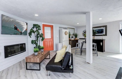 Menasha Casa | Sleeps 9, Riverview Get-A-Way with Hot Tub! 537 Broad Street Riverview Retreat
