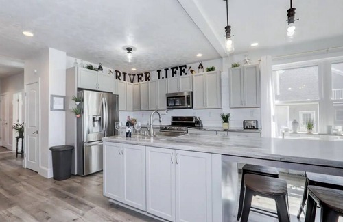 Menasha Casa | Sleeps 9, Riverview Get-A-Way with Hot Tub! 537 Broad Street Riverview Retreat