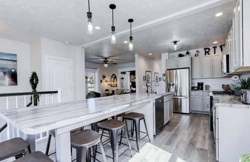 Menasha Casa | Sleeps 9, Riverview Get-A-Way with Hot Tub! 537 Broad Street Riverview Retreat