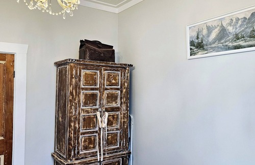Featherston Villa | Sleeps six, perfect location for those using Tarureka Wedding Venue.