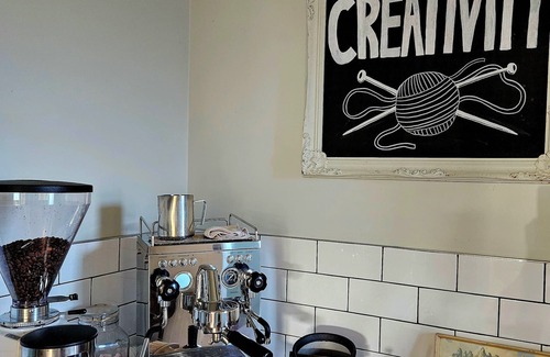 Featherston Villa | Sleeps six, perfect location for those using Tarureka Wedding Venue.