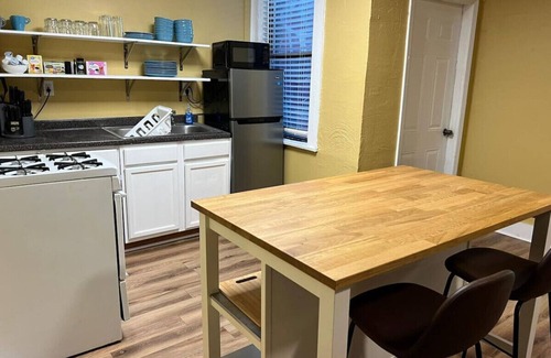 Pittsburgh Condominio | Sleeps up to 10! Large Condo w/ 6 Beds + WIFI!