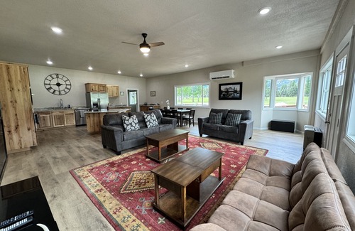 Libby Casa | Sleeps up to16! Family Friendly! Newly Renovated, steps from the Golf Course!