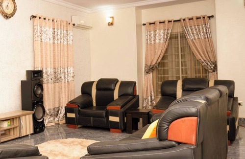 Ojodu Casa | Sleeps8-Parking-Jacuzzi-WiFi-AirCon