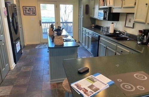 Hillsboro Cabina | Sleepy Hollow Large 4 Bedroom Lakefront House in Rocky Fork Lake