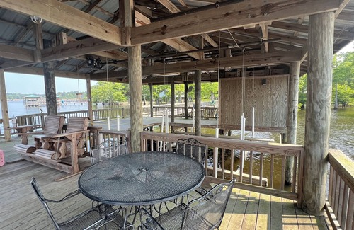 Negreet Casa | Slice of Heaven 3/2 camp on lakefront w/ boathouse