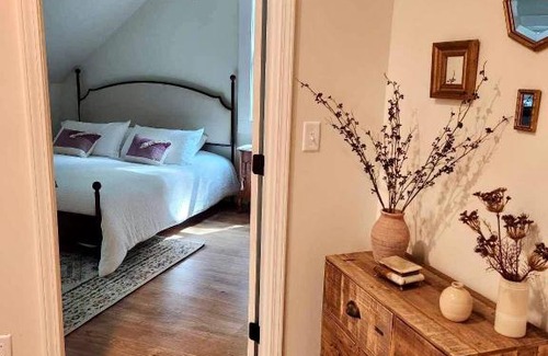 Old Fort Casa | Sliding Rock -A Creekside Cottage w7 acres, Waterfalls & Hiking