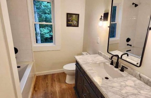 Old Fort Casa | Sliding Rock -A Creekside Cottage w7 acres, Waterfalls & Hiking