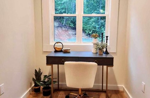 Old Fort Casa | Sliding Rock -A Creekside Cottage w7 acres, Waterfalls & Hiking