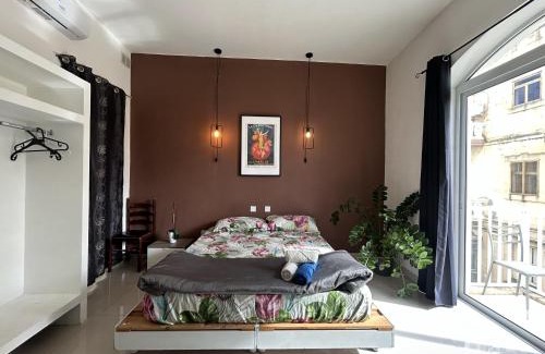 Gzira Casa | Sliema Central with Balcony Airconditioned and Comfortable Self Check IN